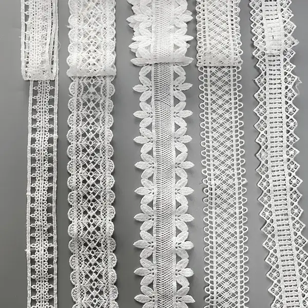 Modieuze witte melk zijden geborduurde kanten kledingaccessoires